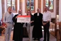 Freuten sich beim Festgottesdienst über die wieder in Dienst gestellte Kirche in Niederhorbach. Matthias Albrecht (Sparkasse Südpfalz), Pfarrer Holger Müller, Iris Kommritz (Sparkasse Südpfalz), Dekan Dietmar Zoller und Erster Kreisbeigeordneter Georg Kern (von links nach rechts). Foto. KV. SÜW. Frei.
