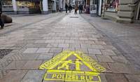 Mit "Aufpass"-Emblemen auf dem Straßenbelag weist die Polizei in NW Passanten darauf hin, sensibel in Bezug auf Taschendiebe zu sein. 