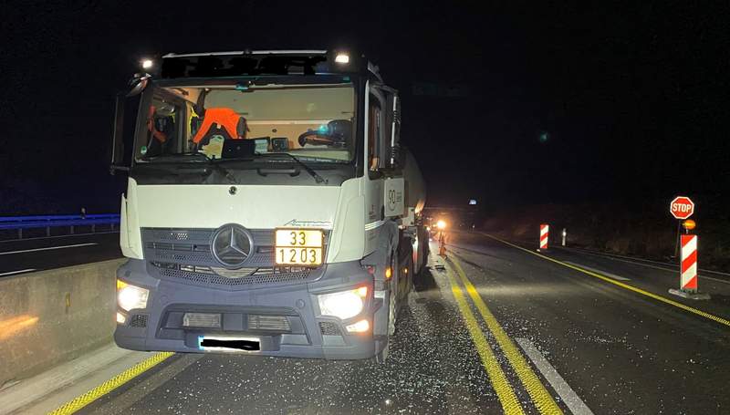 Der bei LD auf der B 10 liegen gebliebene Lkw. Der Verursacher wurde mit seinem Gefährt volltrunken wenig später bei Hinterweidenthal entdeckt.
