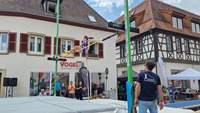 Gerissen. Bei der Anfangshöhe von 2,65 Metern war für Lokal-Matadorin Giulian Haas beim heutigen Vorspringen vor dem Schloss in BZA leider schon Schluss. Foto. rw. 