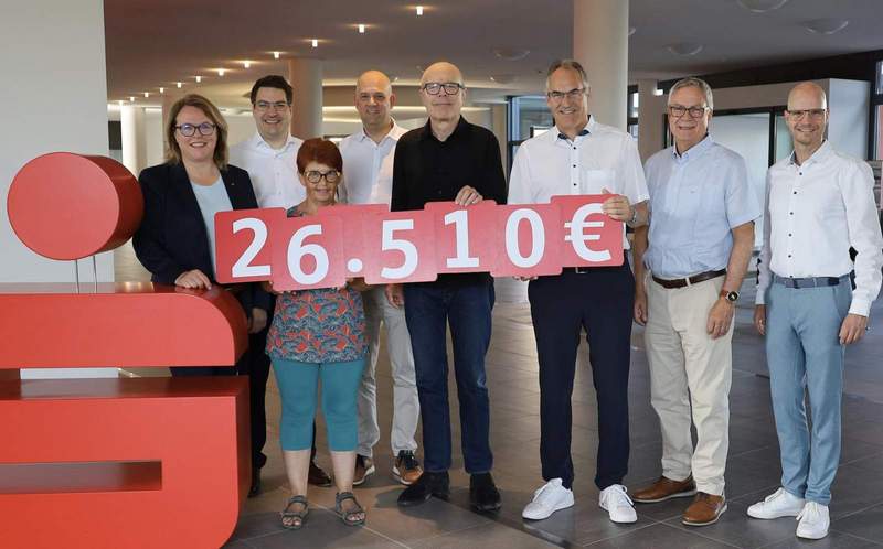 Von links. Iris Kommritz, Vorstandsmitglied Sparkasse Südpfalz, Benjamin Hirsch, stellvertretender Vorstandsvorsitzender Sparkasse Südpfalz, Heidrun Werner, Sportabzeichen-Kreisbeauftragte LD, Martin Brandl, Landrat Kreis GER, Dominik Geißler, OB der Stadt LD, Dietmar Seefeldt, Landrat Kreis SÜW, Rudolf Storck, Vizepräsident Sportbund, Svend Larsen, Vorstandsvorsitzender der Sparkasse Südpfalz. Foto. Sparkasse. Frei. 