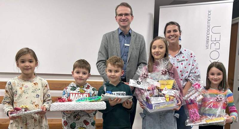 Jugendpflegerin Maren Hofmann und der Edenkobener Bürgermeister Daniel Salm bei der Preisverleihung des Malwettbewerbes für Grundschulkinder. Foto. VG. Edenkoben. Pressefrei. 