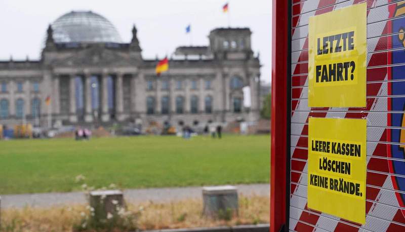 Mit Feuerwehrautos, Kehrmaschinen und Omnibussen haben Kommunen im Berliner Regierungsviertel, wie hier vor dem Reichstag, auf die Finanzkrise aufmerksam gemacht. Foto. Aktionsbündnis. Lara Bommers. Pressefrei. 