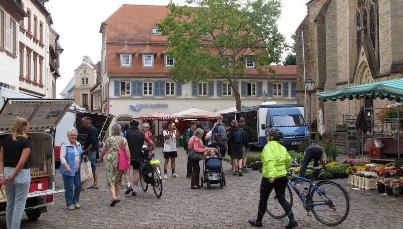 Bis Ende Juni gibt die Bezirkskantorei um Leiter Wolfgang Heilmann fast jeden Freitag Marktmusik-Konzerte in der Marktkirche in BZA. Immer um 11 Uhr, 20 Minuten, der Eintritt ist Frei. Foto. rw. 