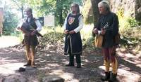 Burgführer & Historiker Rolf Übel mit den beiden Troubadouren Die Troubadoure“ Paul Reinig und Ernst Käshammer. 