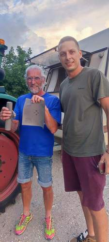 Gastfreundschaft 2. Ein junger Mann entdeckt die beiden Südpfälzer mit ihrem abenteuerlichen Gespann, fährt nach Hause und kommt nach einer Stunde zurück, um eine selbst gedruckte Spiele-Sammlung für die Abende zu übergeben. Foto. Getto. 