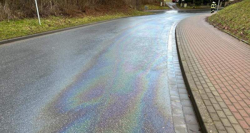 In NW wurde eine rund 5 Kilometer lange Ölspur entdeckt. Verursacher unbekannt. 