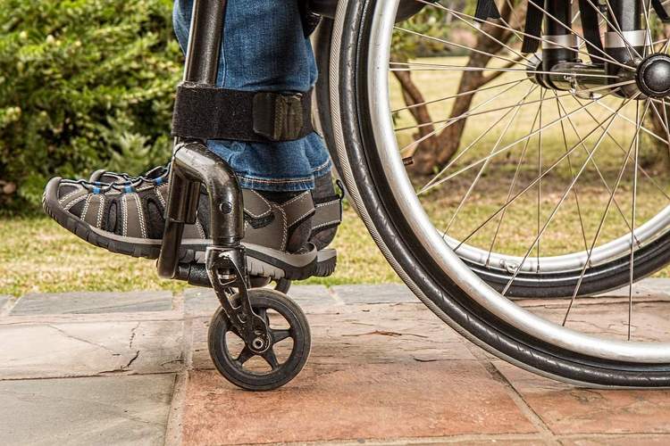 Pkw fährt 80-jährigen Rollstuhlfahrer an, der auf die Straße stürzt. Und lässt den Senior auf der Straße liegen. Geflüchtet.