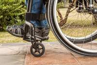 Pkw fährt 80-jährigen Rollstuhlfahrer an, der auf die Straße stürzt. Und lässt den Senior auf der Straße liegen. Geflüchtet.