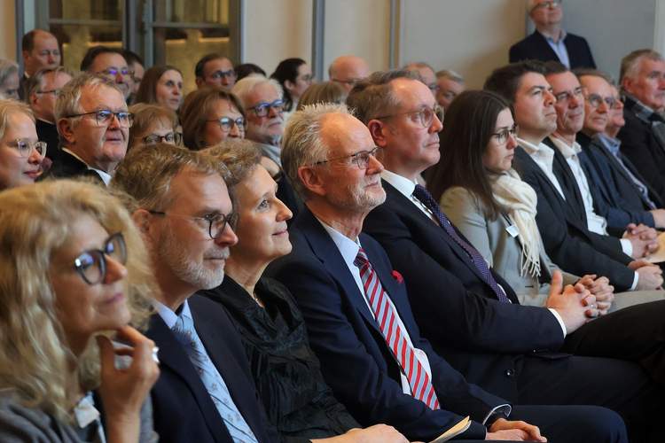 Der neue Landauer Ehrenbürger Hans-Dieter Schlimmer (Mitte) in der ersten Reihe gemeinsam mit u.a. Ministerpräsident Alexander Schweitzer (rechts neben Schlimmer). Foto. Stadt. LD. Frei. 