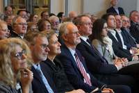 Der neue Landauer Ehrenbürger Hans-Dieter Schlimmer (Mitte) in der ersten Reihe gemeinsam mit u.a. Ministerpräsident Alexander Schweitzer (rechts neben Schlimmer). Foto. Stadt. LD. Frei. 