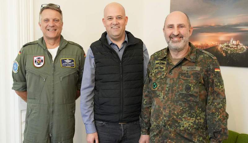 Oberst Michael Trautermann war mit dem Leiter Kreisverbindungskommando GER, Oberstleutnant Andreas Weber, zum Antrittsbesuch bei Landrat Martin Brandl.