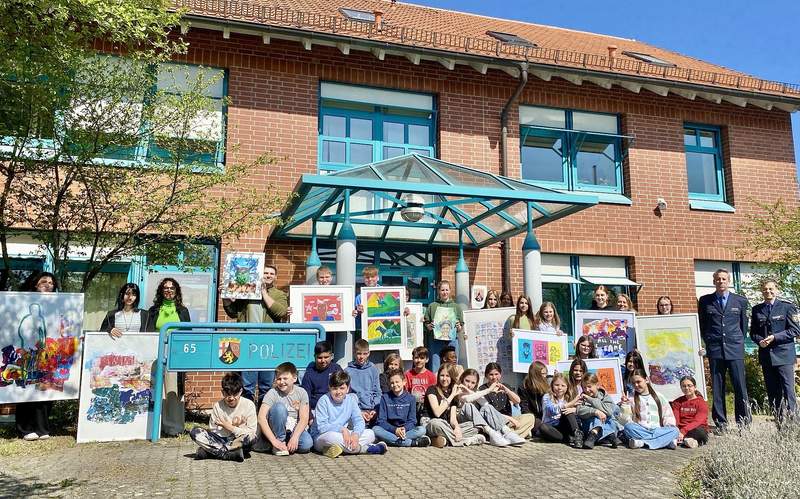 Im Rahmen ihrer Kunstpartnerschaft haben nun Schüler der Paul-Gillet-Realschule der Polizeiinspektion von ihnen gemalte Bilder übergeben, die dort im Gebäude ihren Platz finden sollen. 