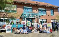 Im Rahmen ihrer Kunstpartnerschaft haben nun Schüler der Paul-Gillet-Realschule der Polizeiinspektion von ihnen gemalte Bilder übergeben, die dort im Gebäude ihren Platz finden sollen. 