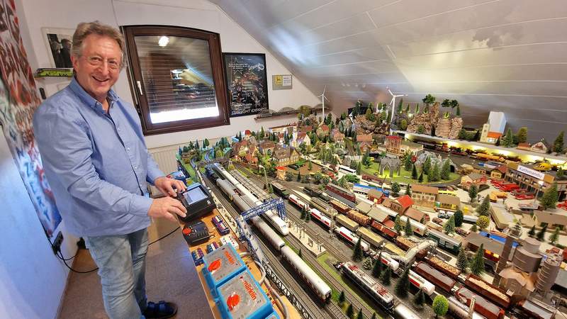 Eines der etlichen anderen Hobbys von Peter Kusenbach. Märklin H0. Und auch hier immer am Puls der Zeit. Er fährt zweigleisig. Analoge, aber auch digitale Steuerungstechnik. Und das in Kombination. Der Mann liebt Herausforderungen. Foto. rw.