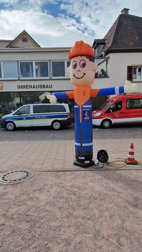 Willkommen- oder Auf-Wiedersehens-Gruß der Blaulicht-Familie vor dem Schloss in BZA. 