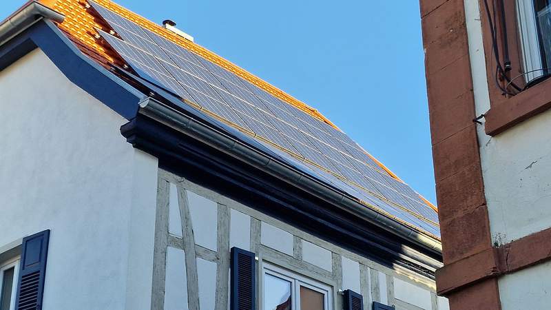 Die Gestaltungssatzung für die Altstadt BZA duldet eine PV-Anlage in diesem Ausmaß nicht auf einem frisch sanierten Haus in der Weinbergstraße. Die Besitzer haben offensichtlich in gutem Glauben die Anlage beantragt, aber die Handwerkerfirma wohl nicht das Entsprechende draus gemacht, mutmaßte der Baubeigeordnete Rolf-Dieter Enke. Foto. rw.