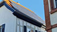 Die Gestaltungssatzung für die Altstadt BZA duldet eine PV-Anlage in diesem Ausmaß nicht auf einem frisch sanierten Haus in der Weinbergstraße. Die Besitzer haben offensichtlich in gutem Glauben die Anlage beantragt, aber die Handwerkerfirma wohl nicht das Entsprechende draus gemacht, mutmaßte der Baubeigeordnete Rolf-Dieter Enke. Foto. rw.