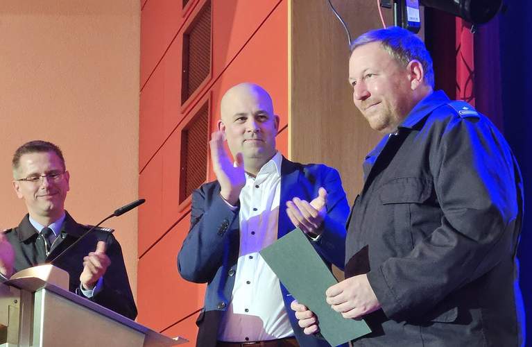 Bewegender Moment. Der scheidende BKI Mike Schönlaub ist sichtlich gerührt. Ihm applaudieren sein Nachfolger Christian Betzel und GER-Landrat Martin Brandl. Foto. KV. GER. Frei.