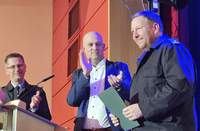 Bewegender Moment. Der scheidende BKI Mike Schönlaub ist sichtlich gerührt. Ihm applaudieren sein Nachfolger Christian Betzel und GER-Landrat Martin Brandl. Foto. KV. GER. Frei.