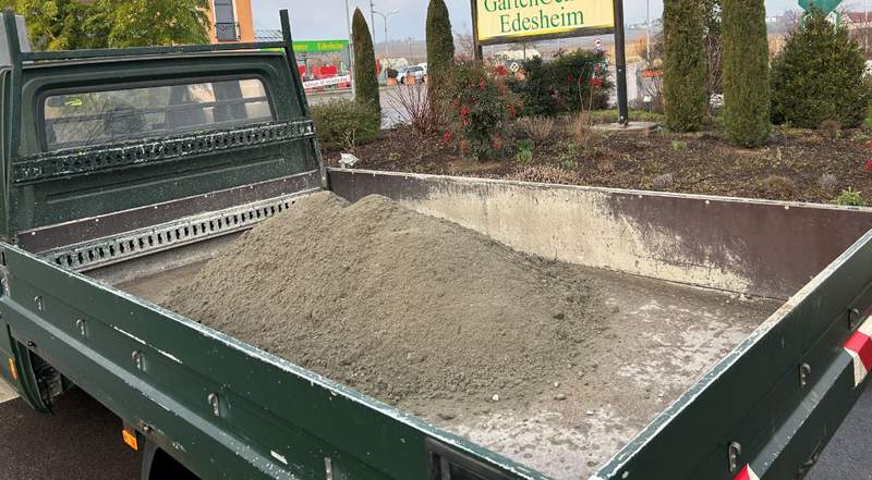 ... ebenso nicht ordnungsgemäß transportiert wurde der Fertigbeton auf diesem Laster. 