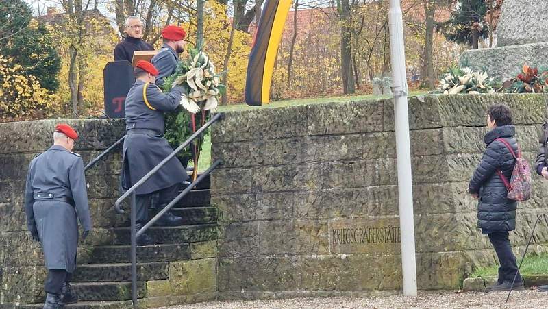 Kranzniederlegung unter anderem durch die Bundeswehr am heutigen Sonntagmittag zum Volkstrauertag. Foto. rw. 