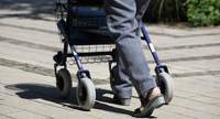 Eine 87-Jährige war in NW mitten auf der Straße, die sie mit ihrem Rollator am Überqueren war. Ein einbiegender Pkw fuhr die Frau um und flüchtete. 