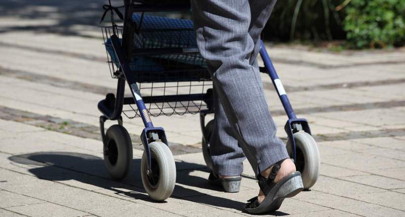 Eine 87-Jährige war in NW mitten auf der Straße, die sie mit ihrem Rollator am Überqueren war. Ein einbiegender Pkw fuhr die Frau um und flüchtete. 
