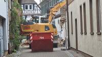 Millimeter-Arbeit. Verdammt eng in den schmalen Gassen mit schwerem Gerät. In der BZAer Altstadt wird seit Tagen ein marodes Gebäude abgebrochen. Foto. rw. 
