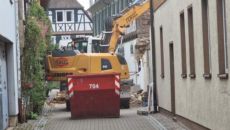 Millimeter-Arbeit. Verdammt eng in den schmalen Gassen mit schwerem Gerät. In der BZAer Altstadt wird seit Tagen ein marodes Gebäude abgebrochen. Foto. rw. 