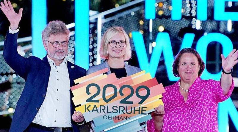 KAs OB Dr. Frank Mentrup, Dr. Christiane Schenderlein (Mitte), Staatsministerin für Sport und Ehrenamt und Theresa Schopper, Sportministerin BA-WÜ, bei der Flaggenübergabe in Chengdu. Foto. Benjamin Wild, Raumkontakt. Pressefrei. 