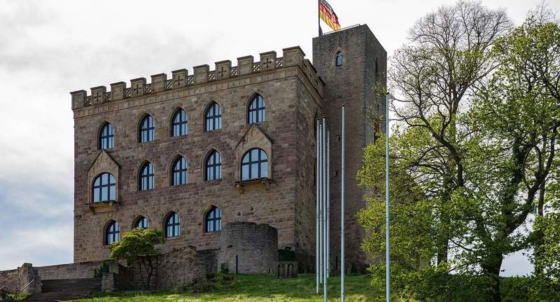 Das letzte Hambacher Gespräch des Jahres ist zum Thems hybrider Krieg gegen Deutschland. 