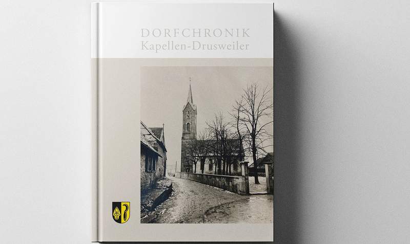 Die Dorf-Chronik. Ein Meisterwerk. 750 Jahre Kapellen und noch etliche Lenze mehr für Drusweiler. Foto. Gemeinde. Frei. 