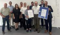 Von links. Abwassermeister Werner Staudt VG-Bürgermeister Daniel Salm, Wassermeisterin in Ausbiludng Lea Weiskopf, Werksdezernent Eberhard Frankmann, Wassermeister Uwe Besenbeck Georgia Panagiotopoulou, stellv. Geschäftsführerin DWA Landesverband Mitte, Heinz Flick, ehemaliger Geschäftsführer der Landesgruppe RLP DVGW, Martin Hanke, Werkleiter VG-Werke Edenkoben, Dr. Michael Walk, Geschäftsführer der Landesgruppe RLP DVGW, Oliver Lellek, stellvertretender Vorsitzender der Landesgruppe RLP DVGW. Foto. VG. Edenkoben. Pressefrei.