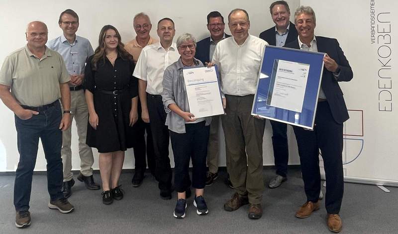 Von links. Abwassermeister Werner Staudt VG-Bürgermeister Daniel Salm, Wassermeisterin in Ausbiludng Lea Weiskopf, Werksdezernent Eberhard Frankmann, Wassermeister Uwe Besenbeck Georgia Panagiotopoulou, stellv. Geschäftsführerin DWA Landesverband Mitte, Heinz Flick, ehemaliger Geschäftsführer der Landesgruppe RLP DVGW, Martin Hanke, Werkleiter VG-Werke Edenkoben, Dr. Michael Walk, Geschäftsführer der Landesgruppe RLP DVGW, Oliver Lellek, stellvertretender Vorsitzender der Landesgruppe RLP DVGW. Foto. VG. Edenkoben. Pressefrei.