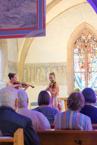 In der Katharinen-Kapelle sorgte das Violinduo „The Twiolins“ mit einer besonderen Verbindung von Vivaldis „Vier Jahreszeiten“ und Tangos von Astor Piazzolla für einen gelungenen Konzertnachmittag. Foto. Stadt. LD. 