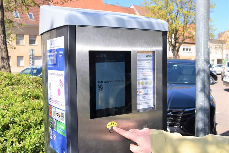 Neu in LD. Parkscheinautomaten mit Touch-Display, wie hier auf dem Weißquartierplatz. Foto. Stadt. LD. Frei.