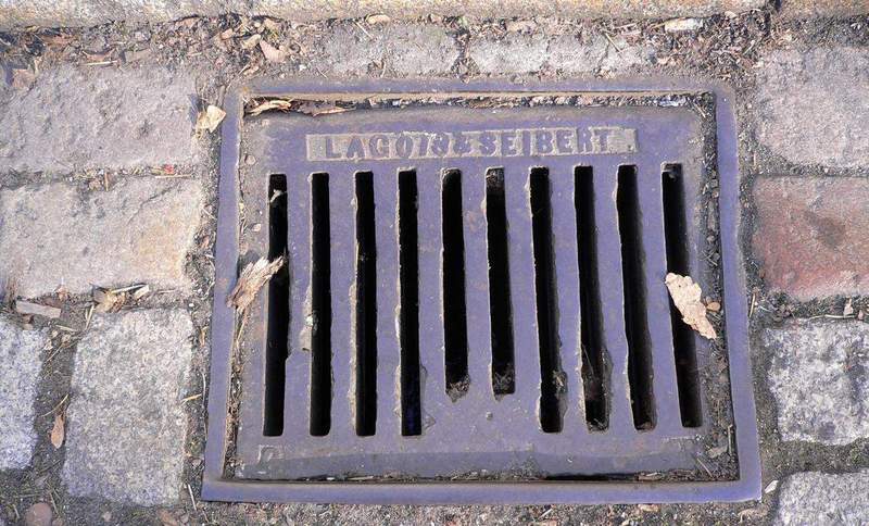 Von Unbekannten ausgehobene Gully-Deckel in Münchweiler wurden von der Polizei wieder eingesetzt.