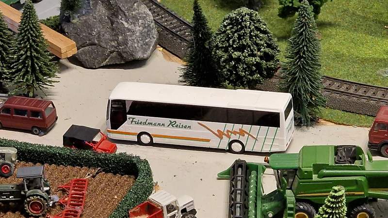 Klein, aber fein. Ein besondere Art Danke zu sagen. Ein Modellbus des ortsansässigen Reiseunternehmens Friedmann, das Kusenbach immer wieder für die Konzerte mit seinen Schülern einen Bus zur Verfügung stellt, mit dem er auch Jahre lang Schüler nach BZA und wieder zurück gefahren hat. 