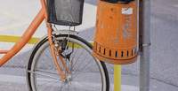 Mit über 2 Promille ist in Wörth ein Radfahrer gegen eine Mülltonne gekracht. Er stürzte und verletzte sich. 
