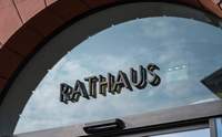 Im KAer Rathaus wurde die Haushaltsperre aufgehoben. Es läuft trotz bleibend angespannter Finanzsituation nun wieder in geordneten Bahnen. Foto. Stadt KA. Monika Müller-Gmelin. Pressefrei.