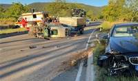 Beim Überholen hat ein BMW-Fahrer einen abbiegenden Weinberg-Schlepper übersehen. Passiert bei St. Martin. 