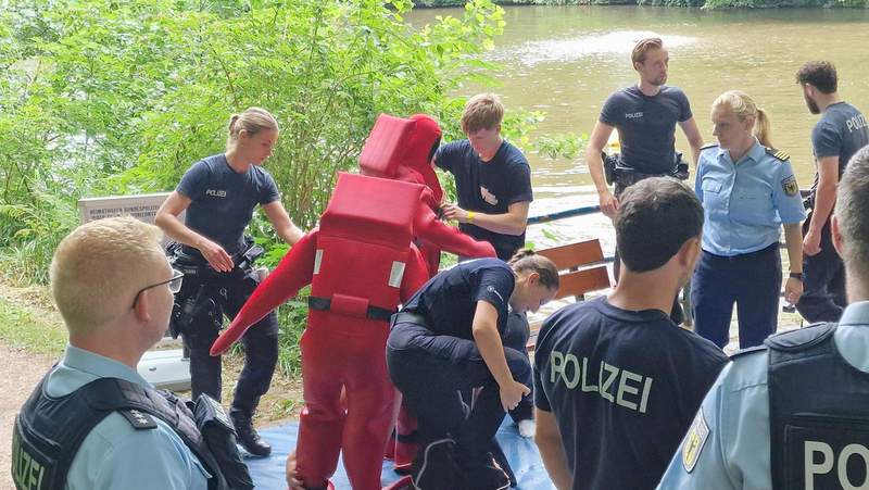 Gerade dem Stauweiher nach dem Hin- und Herschwimmen entstiegen. Die Teilnehmer in den roten Wasseranzügen. Foto. rw. 
