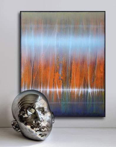 In der Ausstellung „Resonanzen“ in der LDer Galerie Villa Streccius treffen Bilder von Thomas Glas auf Plastiken von Samuel Salcedo. Foto. Thomas Glas. Frei.
