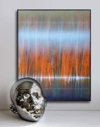 In der Ausstellung „Resonanzen“ in der LDer Galerie Villa Streccius treffen Bilder von Thomas Glas auf Plastiken von Samuel Salcedo. Foto. Thomas Glas. Frei.