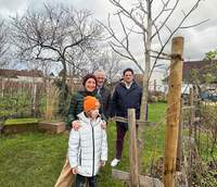 Von vorne nach hinten rechts. Karl Braun, Claudia Braun, Erster Beigeordneter Eberhard Frankmann und Christian Braun. Foto. VG Edenkoben. Frei.