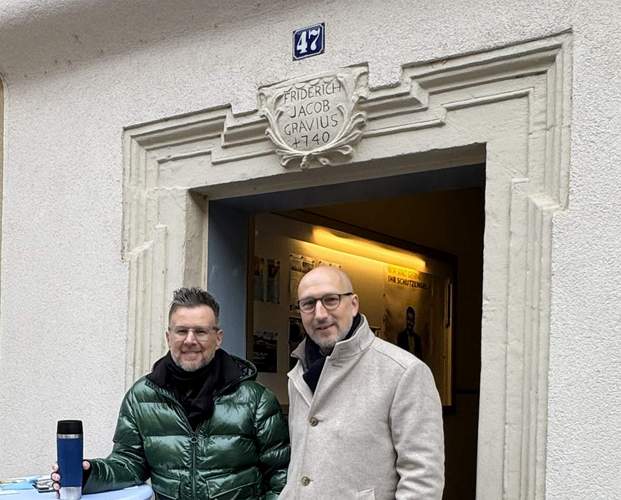 Finanzberater/-Dienstleister sowie Immobilen-Verwerter Armin Brunner (rechts) und sein Mitarbeiter Ronny Flohr vor ihrem neuen Domizil in der FuZo von BZA. Foto. Brunner. Frei. 