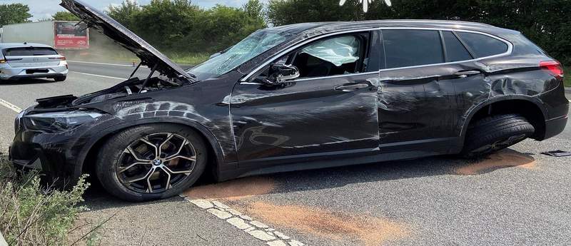 Dieser BMW hat sich bei einem Unfall auf der A 61 bei Schifferstadt mehrfach überschlagen. Passiert am heutigen Montagmorgen.