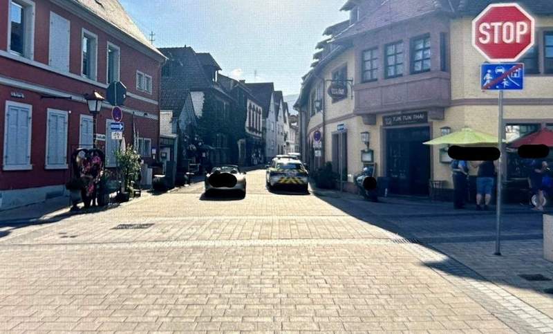 In Maikammer wurde an dieser Kreuzung ein Rollerfahrer von einem Van umgefahren, der dann flüchtete.