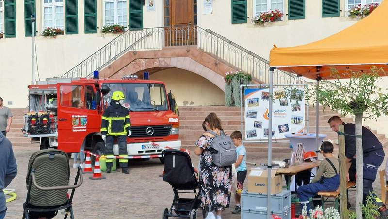 Hier die Jugend-Feuerwehr mit Mitmachaktionen.
